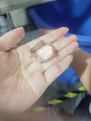 Vendeuse de machines à glaçons Haloo fournisseur Écran Vendeuse de glaces 24 heures pour emballage automatique Vendeuse de glaces ATM