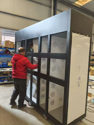 Des distributeurs automatiques de fleurs à vendre.