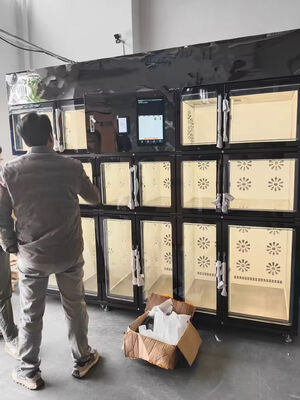 Des distributeurs automatiques de fleurs à vendre.